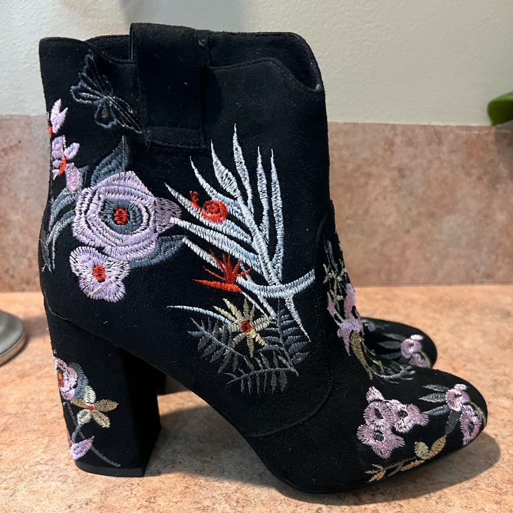 Beautiful boots with floral embroidery impeccable colors all man material